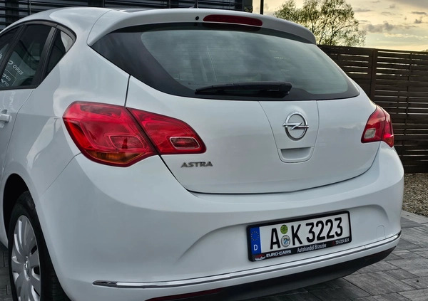 Opel Astra cena 35900 przebieg: 120000, rok produkcji 2015 z Brzozów małe 781